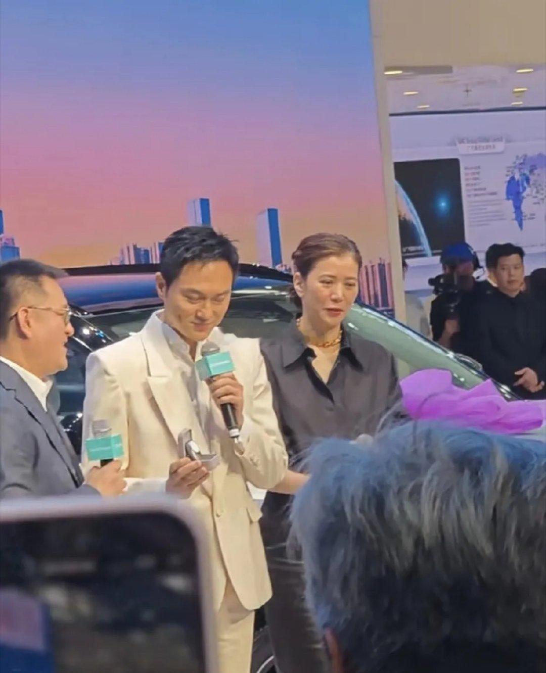 张智霖袁咏仪现身广州车展，夫妻俩人都50多岁的人了看上去真年轻啊，像吃了防腐剂似