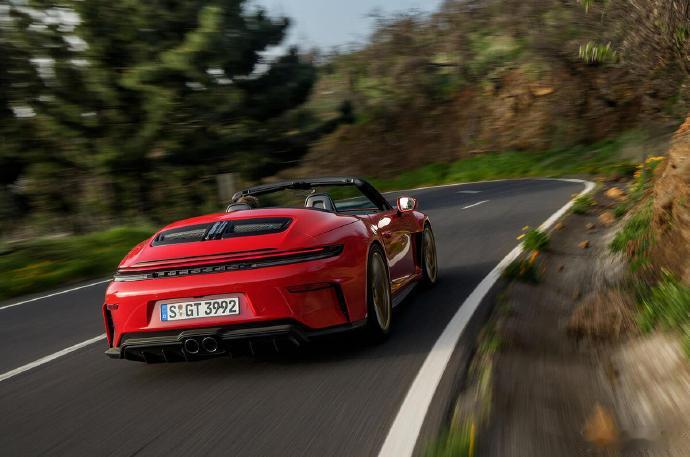 以前觉得GT3就得硬核，就得没后排，就得上防滚架，现在岁数大了，越来越觉得还是得