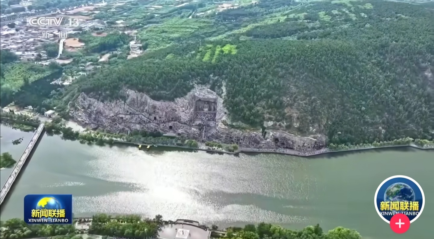 这个角度的龙门石窟还是第一次见。视野开阔完整，伊河和石窟融为一体，看着很舒服