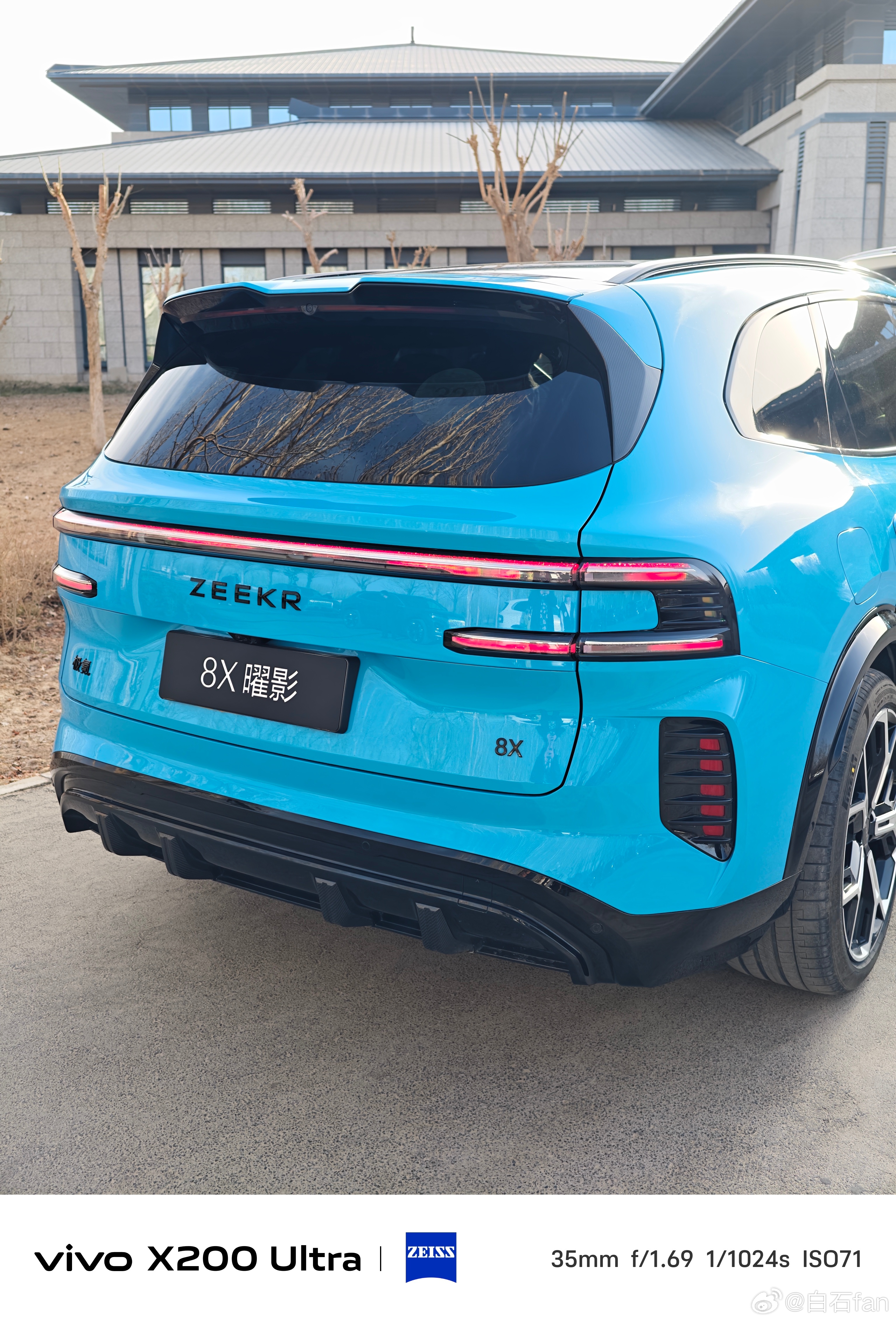 极氪8X家用和性能之间，游刃有余！早上送孩子上学，它够稳重踏实周末去追逐速度与激