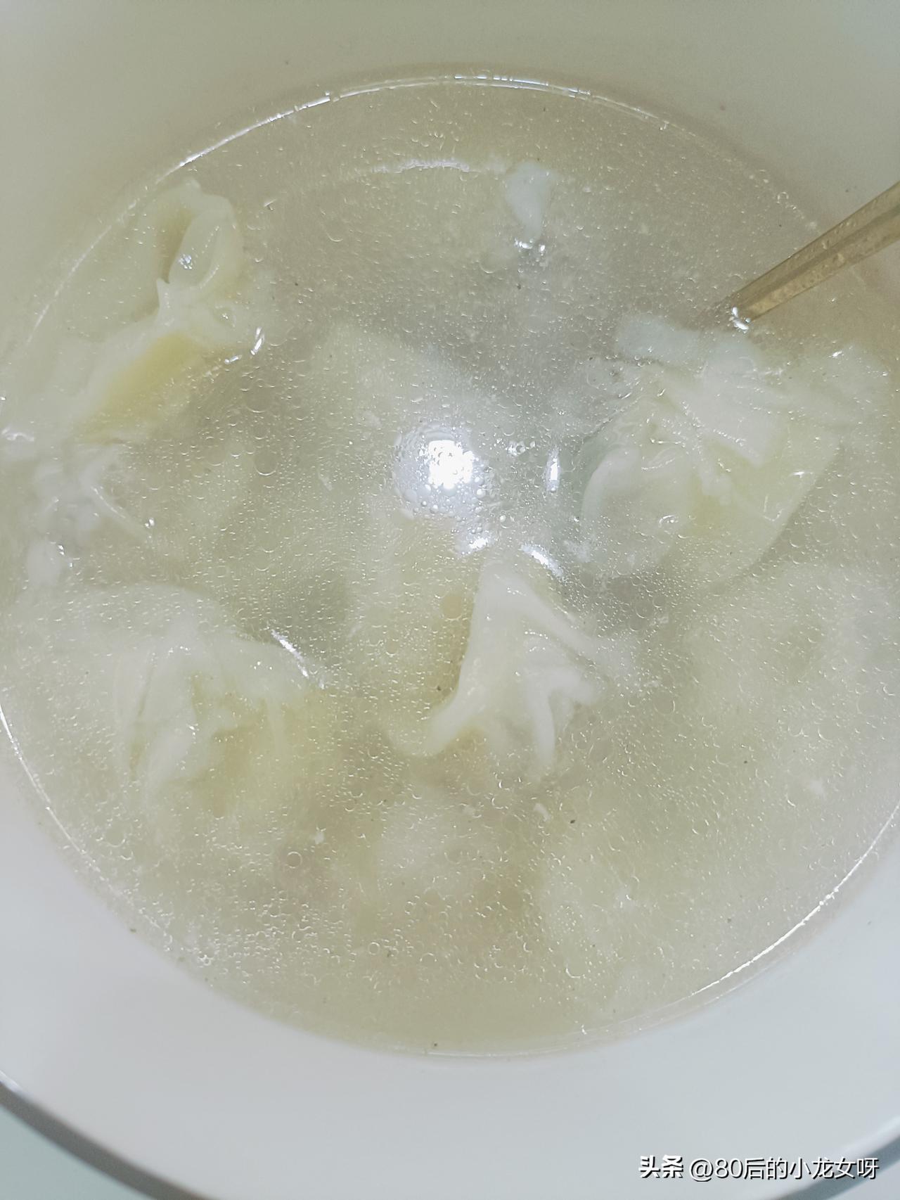 今天的早餐：一碗清水馄饨。

早上起晚了，时间紧迫，随便煮了一碗清水馄饨，直接就
