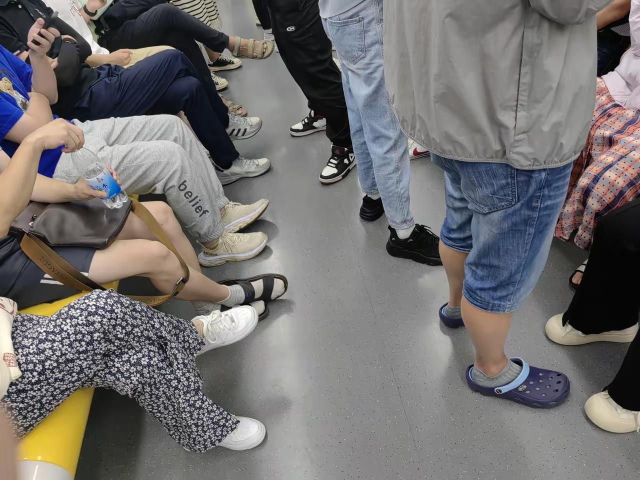 这又算是哪个潮流打扮？难道今年夏天流行拖鞋配袜子？