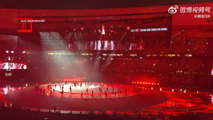 张杰演唱会舞美直接给到一个夯 快来感受张杰演唱会夯到爆的舞美！灯光如灵动精灵在舞