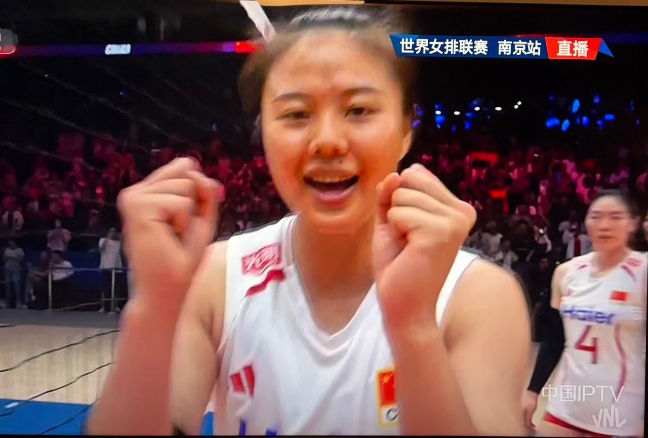中国女排以3:2战胜泰国队，
取得世界女排联赛的首场胜利，值得庆祝👏
这是一场