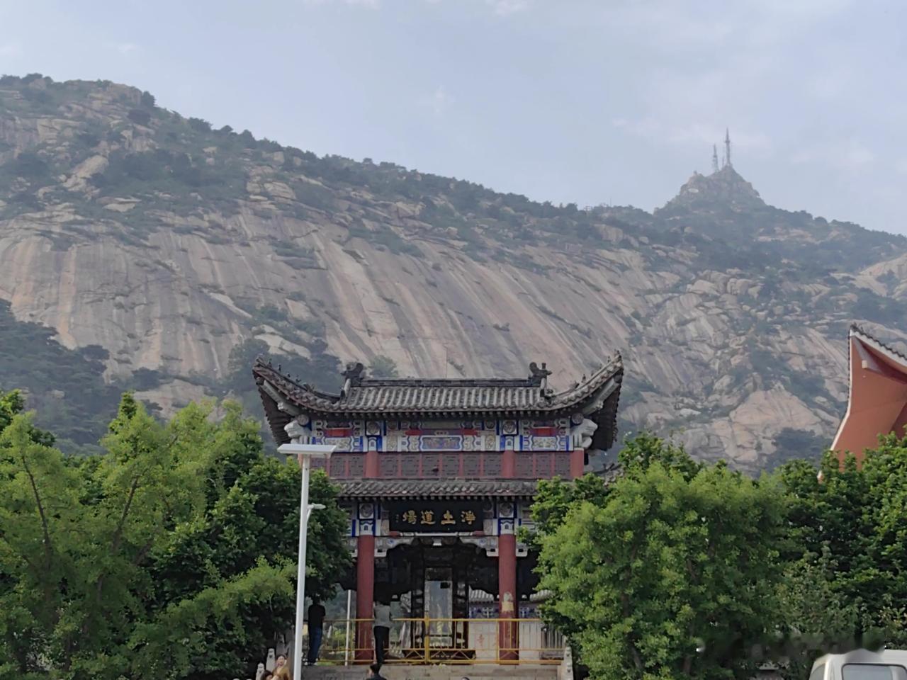 东临碣石，以观沧海。这碣石，就是河北秦皇岛昌黎县境内的碣石山。这座山虽然吸引不了