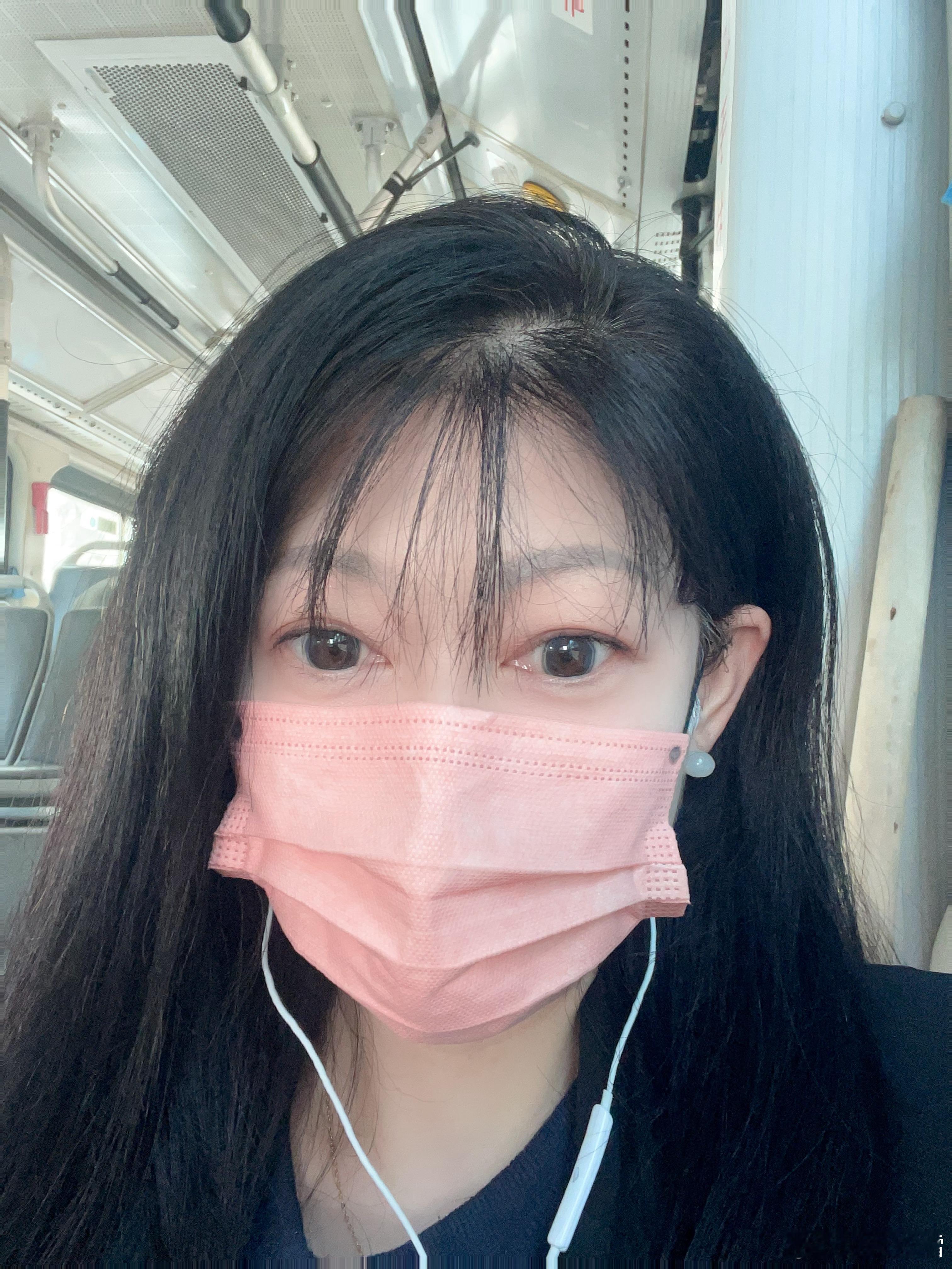 我会越来越有钱，我很有钱，我很喜欢赚钱，我享受赚钱的乐趣，享受花钱的感觉，对我来