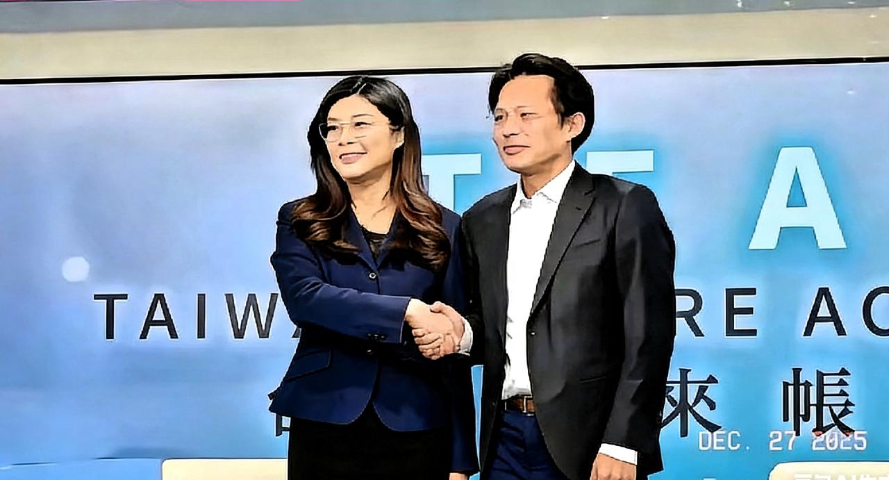 国民党和民众党竟然穿起了一条裤子？郑丽文搭档黄国昌，整了个“未来账户”，张嘴就是