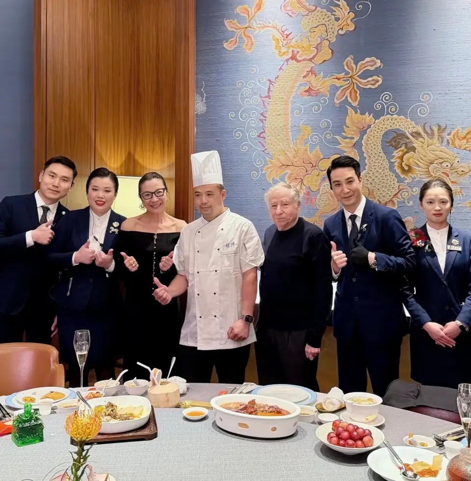 64岁杨紫琼和富商老公让·托德现身上海一间高档餐厅吃海鲜大餐，她穿着露肩上衣，身