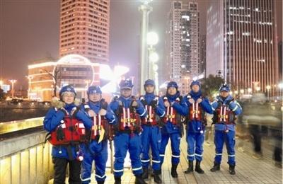 【一抹“平安蓝” 守护团圆年】春节临近，合肥街头巷尾年味渐浓。当人们忙着张灯结彩