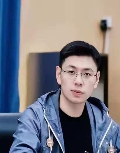 有网友爆料，拱事儿的眼镜男，也就是长沙占车位那个彭女士男朋友，年龄涉嫌造假！
