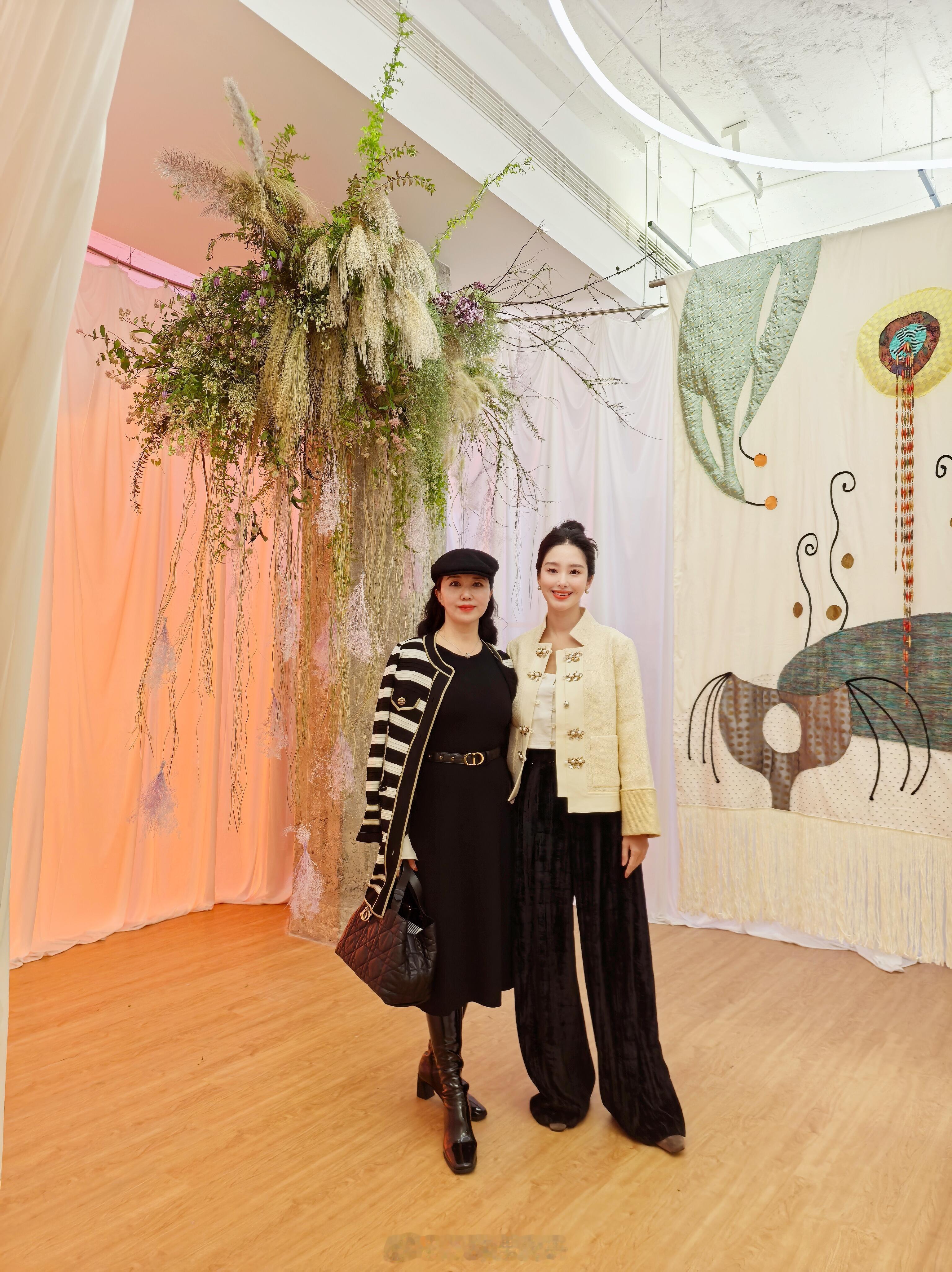 杨采钰和妈妈合照杨采钰妈妈气质 杨采钰和妈妈合照，杨妈妈好有气质 ​​​