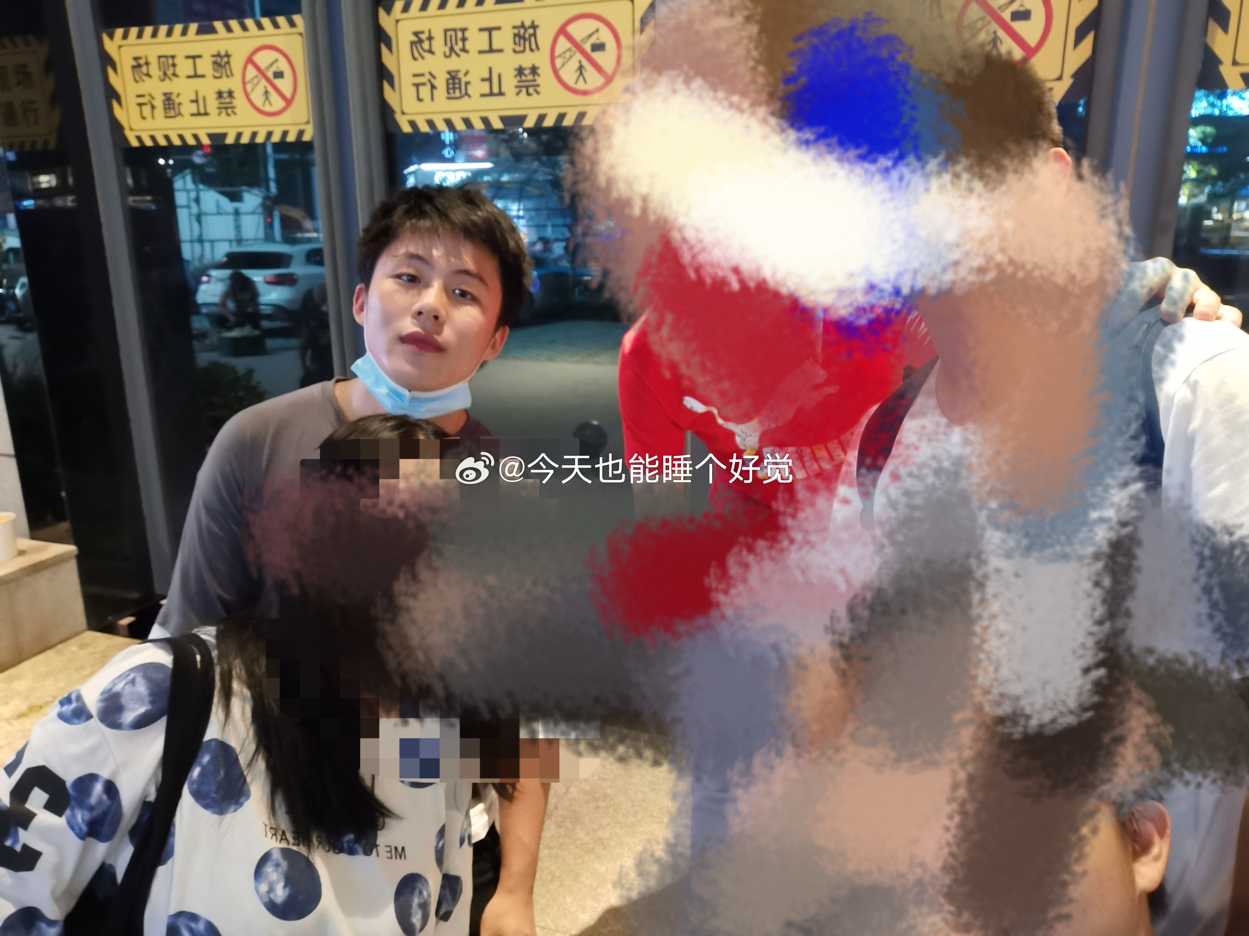 我手机留存的最早的照片是从2020年高考后开始的关于我曾经的还算清晰的形象最早也