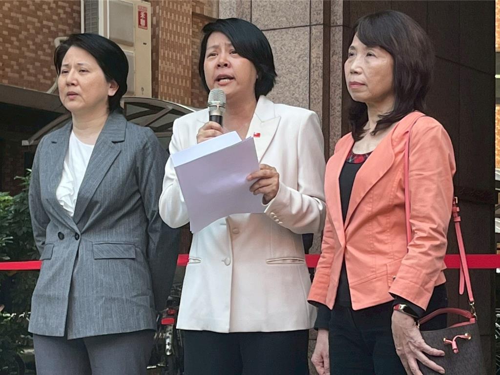 陆配李贞秀立委资格仍被绿营阻挠 卓荣泰下令暂停提供资料 白营批卓是现代赵高！
