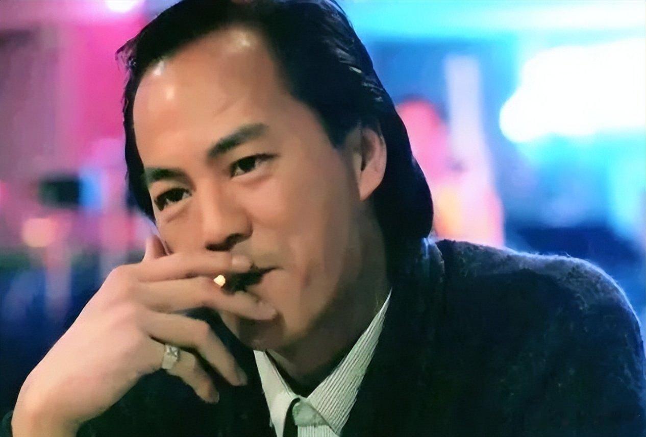 狄龙是香港演员的独特存在！他一直活得很清醒，年轻时拍武打戏，武行们吃喝嫖赌抽，他