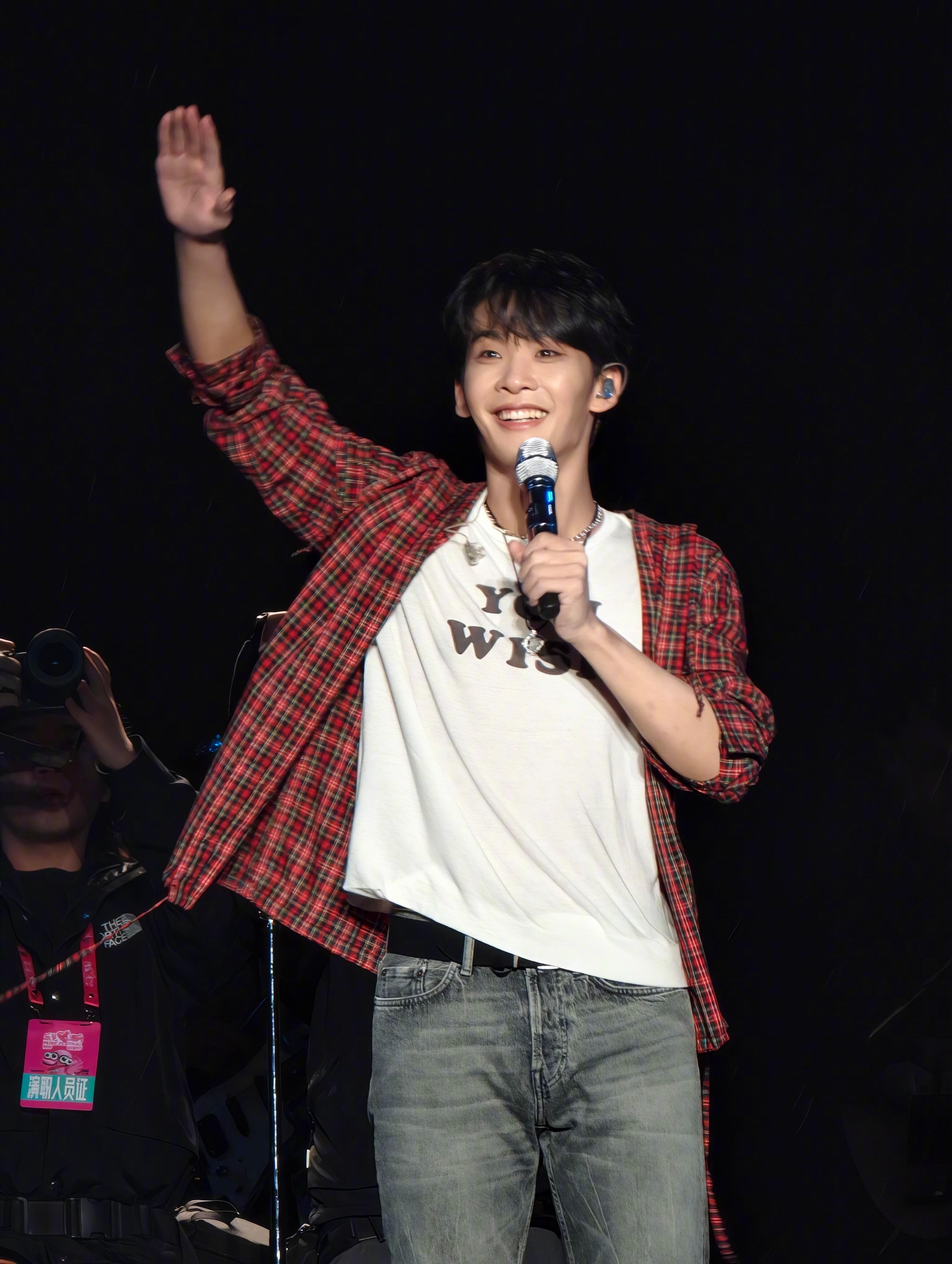 王赫野讲故事分不清真假有粉丝总结：听王赫野讲故事，信了是傻子，不信是没良心。因为