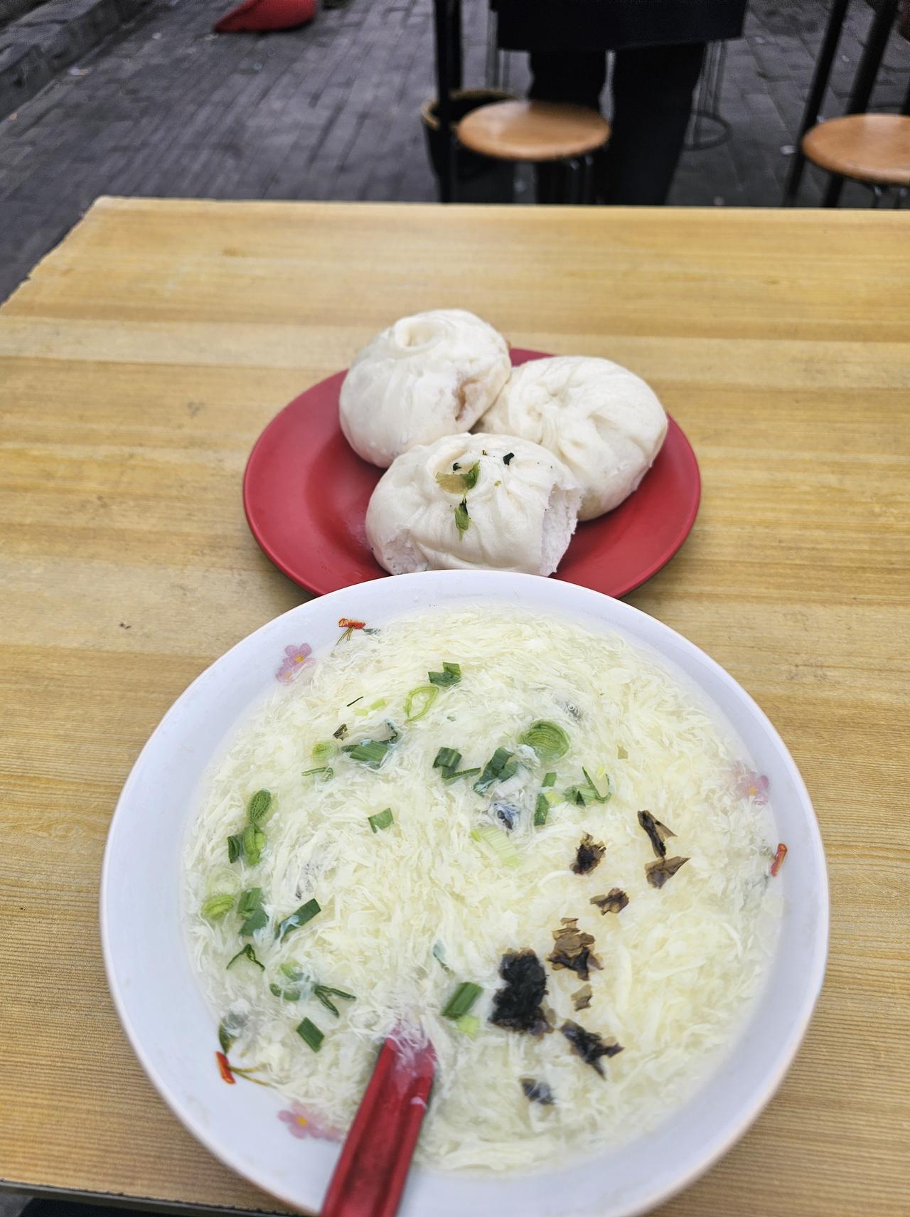 大家都来分享一下自己的早餐还是浙江这边早餐来的简单，三个包子加碗稀饭或者一碗鸡蛋
