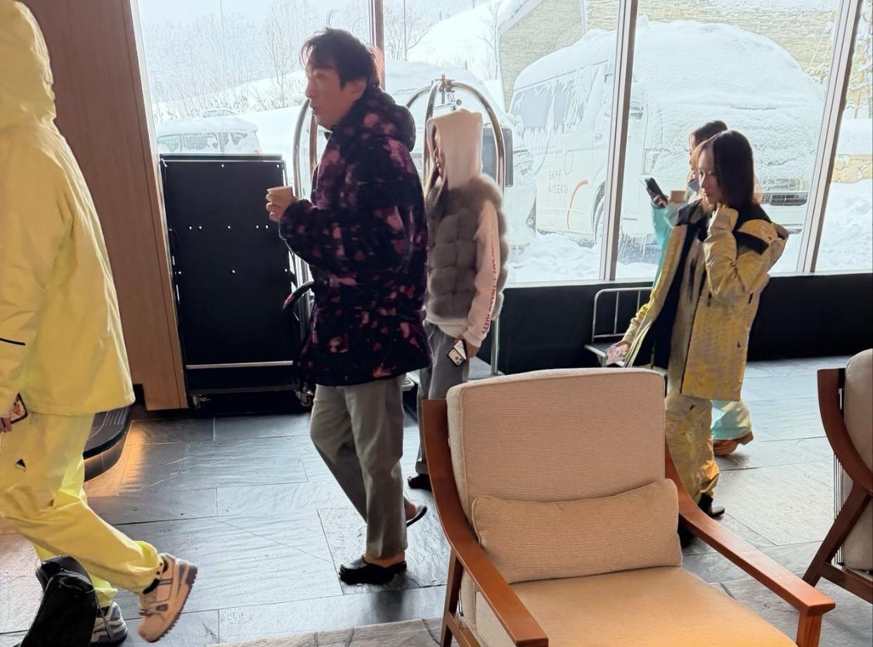 王思聪现身日本二世谷滑雪场，身后跟着3个美女，他穿着拖鞋，手里拿着咖啡，看起来好