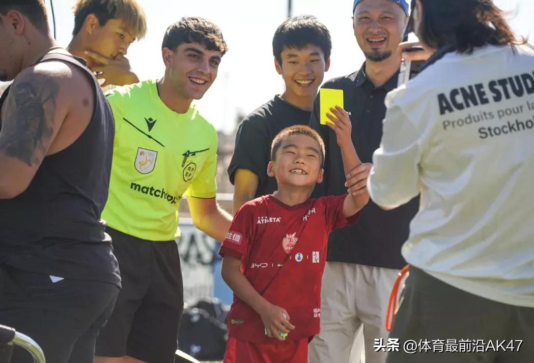 创造赛事历史！乔治带领的U18中国足球小将晋级四强[灵光一闪]。董路坐镇亲自指导