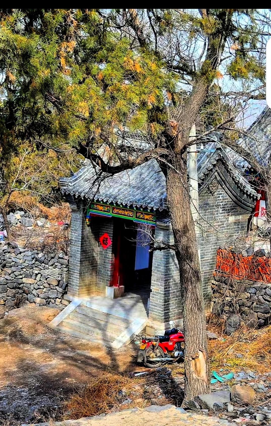 昌乐“方山”介绍：
    方山是昌乐县第一名山，在昌乐县城东南，五图街道，是远