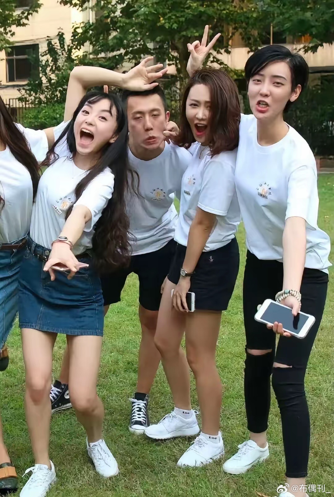 20岁的田曦薇考古到田曦薇大学时的照片，田曦薇在大学时期参加户外活动的的合照（大