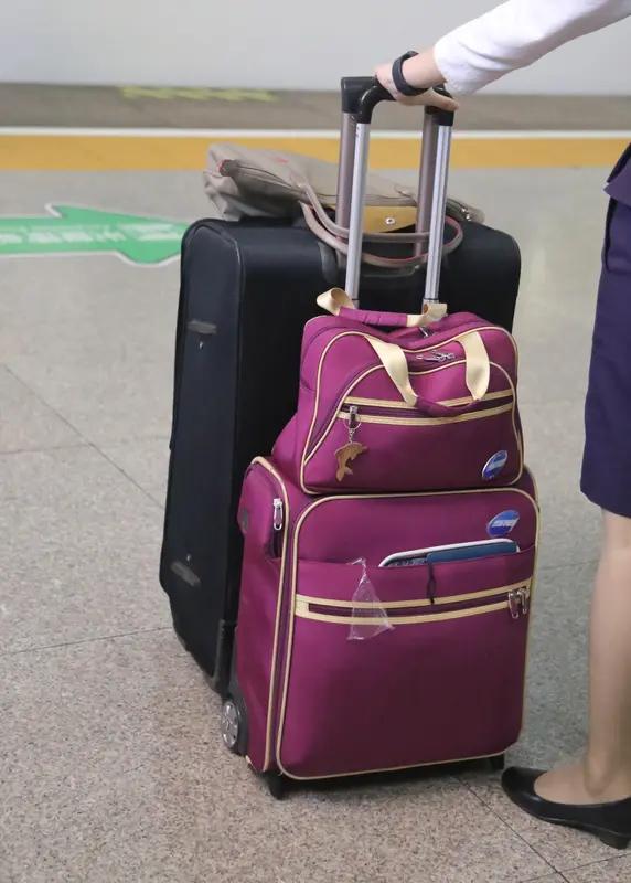 近日上海，机场遇陌生人求帮带行李，疑似“水客”团伙利用旅客分摊货物！女子果断拒绝