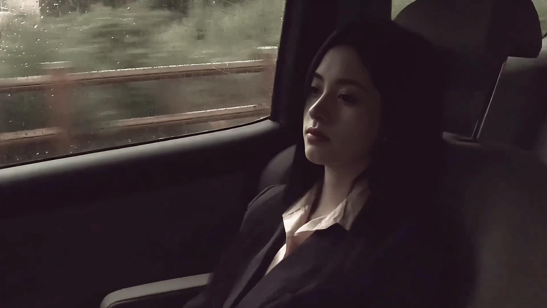 你总是傻得可以 天真的相信爱情。