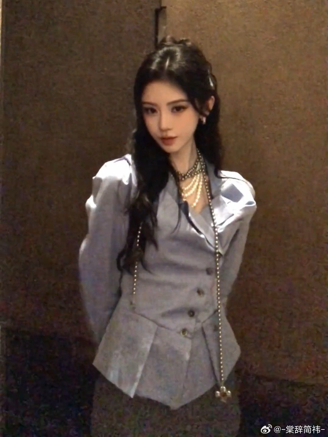 怎么说呢❗感觉这个衣服完全靠鞠婧祎撑上来的，单看有点跨[可爱][可爱][可爱] 