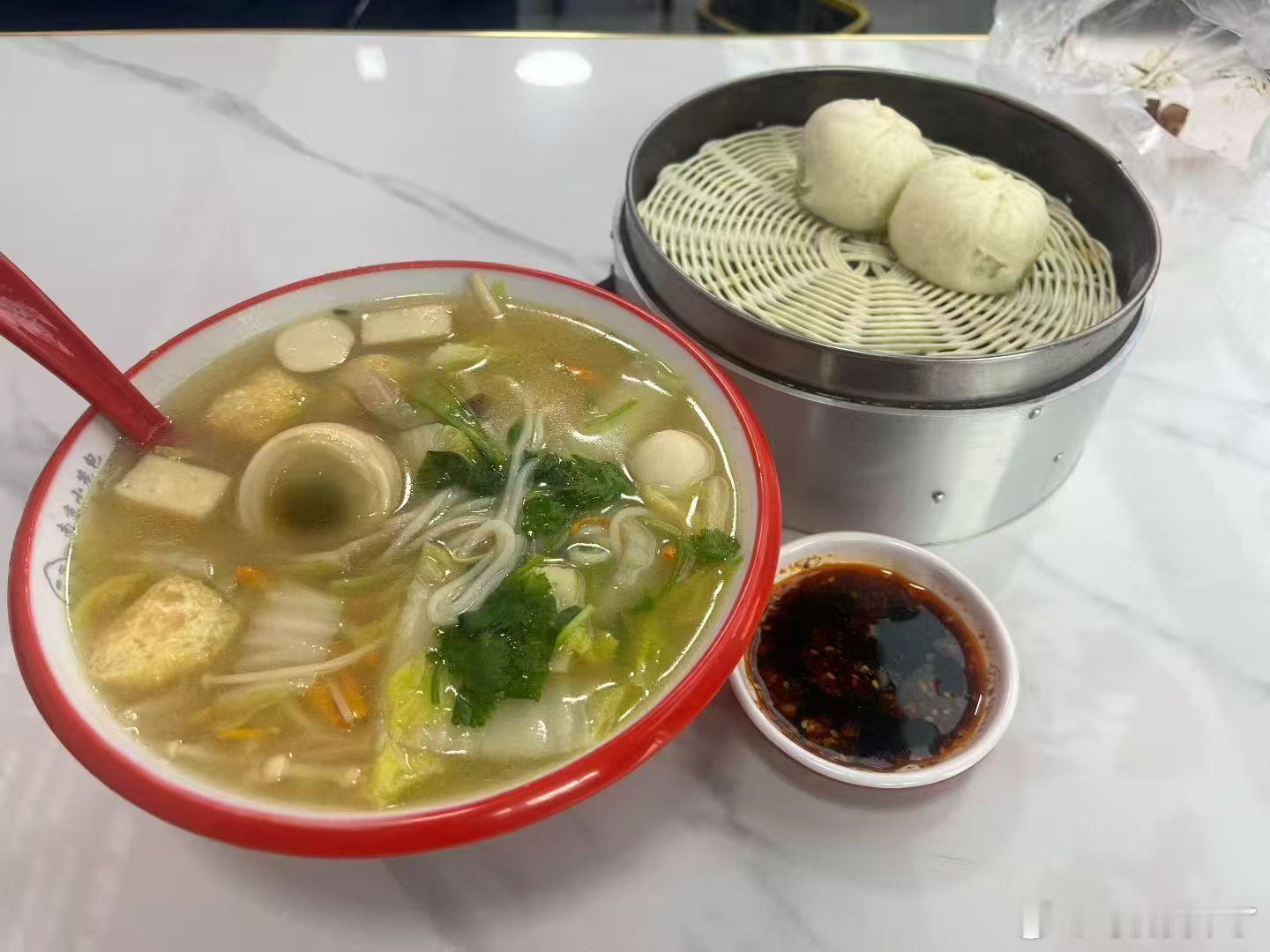 日子不用太耀眼只要有自己的小欢喜有光，有暖，有奔赴的方向…… 