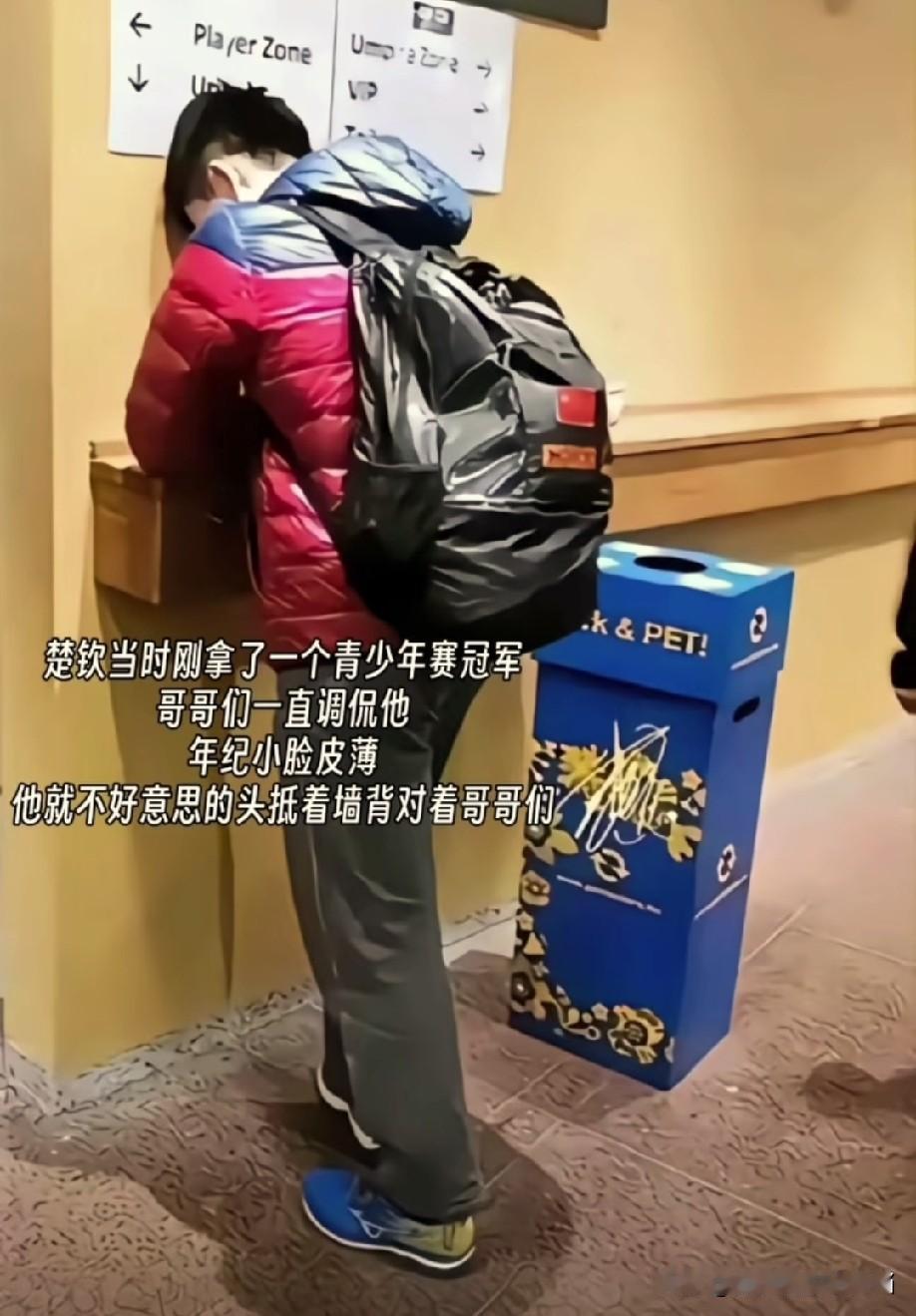 小小的身体，大大的背包，那时候的大头是个非常爱害羞的男孩子。
他“面壁”的时候心