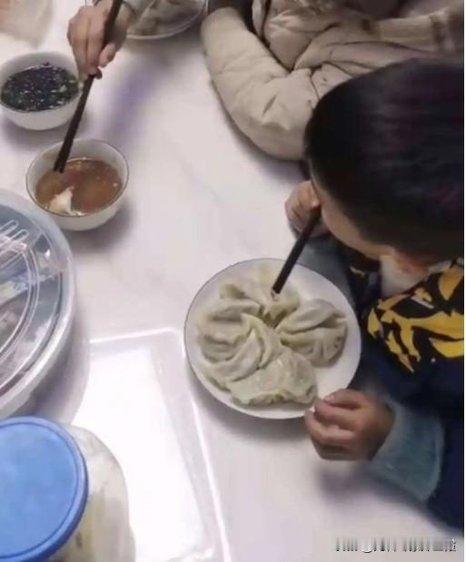 春节期间孩子吃不好容易生病，以下是我作为一个儿科医生，分享给家长的重要建议：

