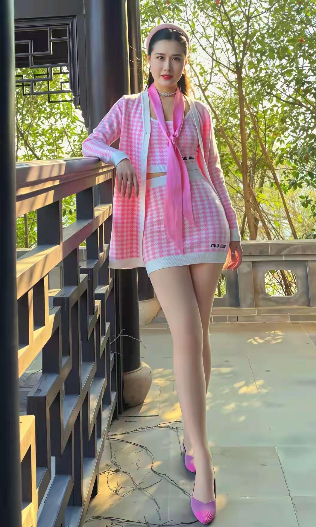 粉衣少妇倚栏杆，绿树掩映映红妆。