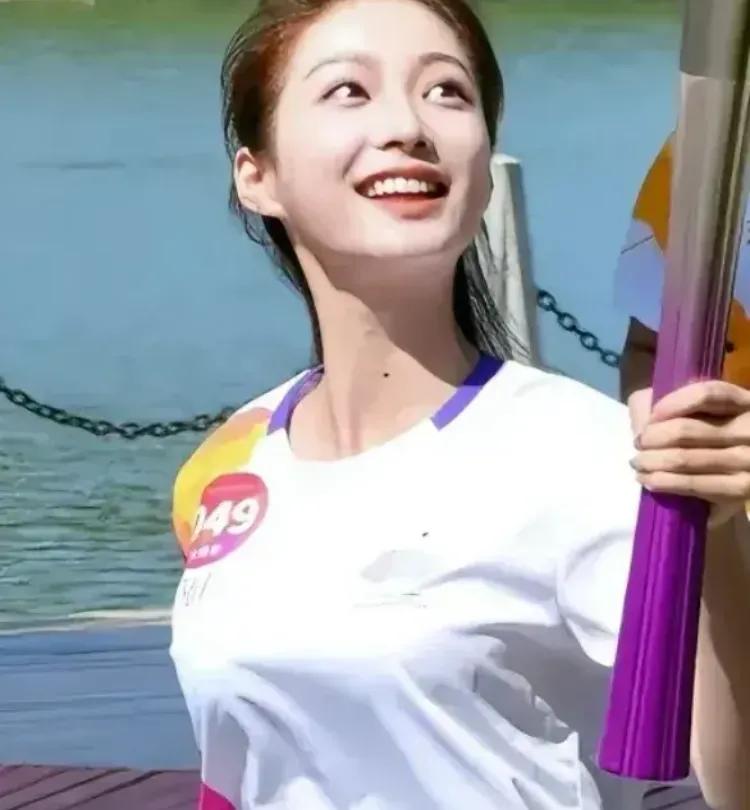 这个优秀的女孩冯琳，会引起很多人的好奇，究竟谁有幸能成为她的伴侣呢？她不仅外表美