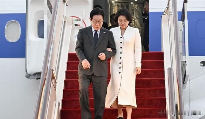 金惠景这辈子都不会离开李在明！

原因很简单，

李在明从没把自己当成什么大人物