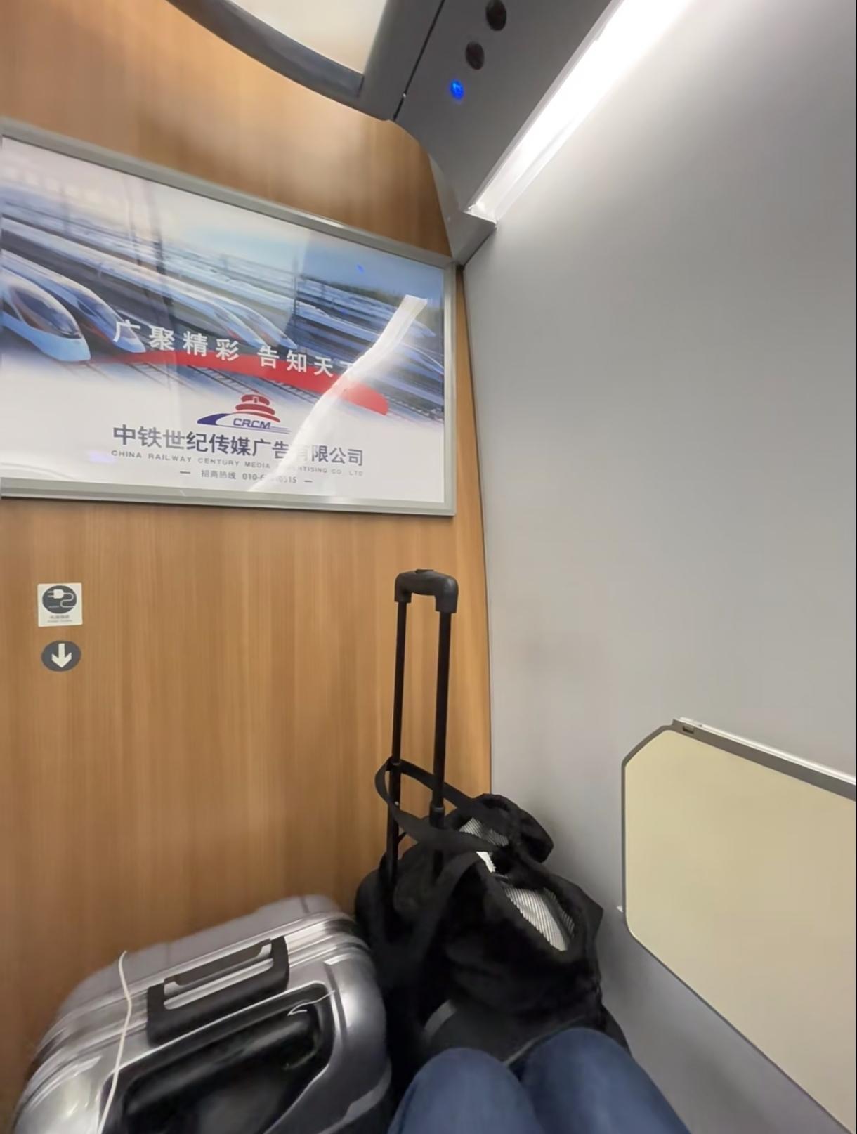 谁懂啊！
高铁选座的快乐居然被一场闹剧整没了！
 
本来靠窗选座就是旅途小期待，