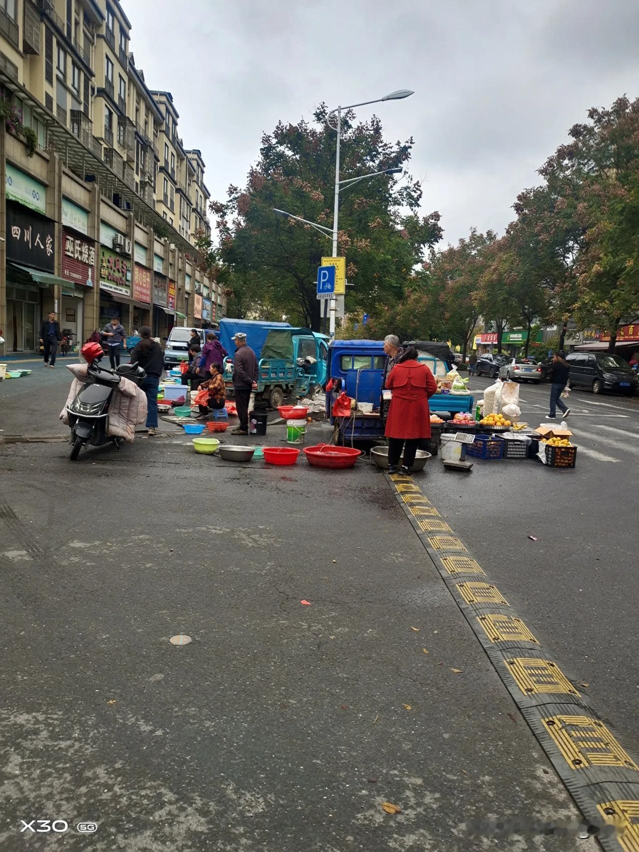 晒图笔记大赛贺村镇南菜市场早上农村人摆摊卖菜的场面。