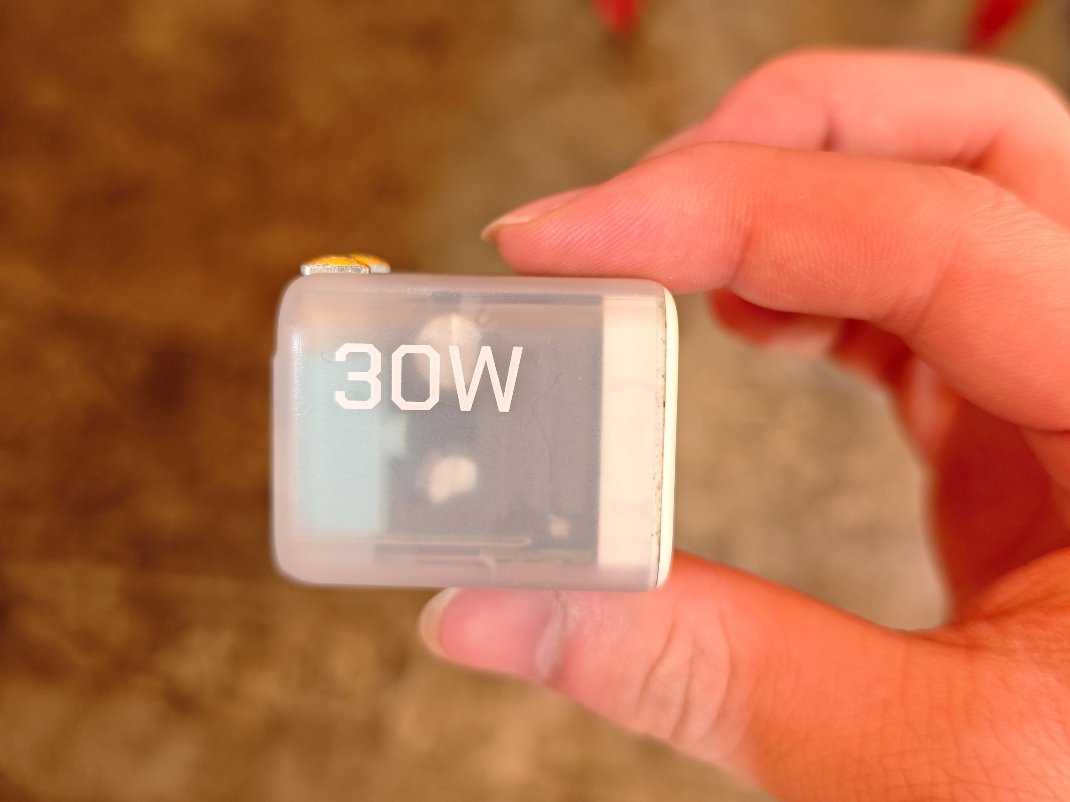 小尺寸折叠充电头出门还是挺舒服的，功率应急够用，小巧可折叠便携，很能给人安全感 