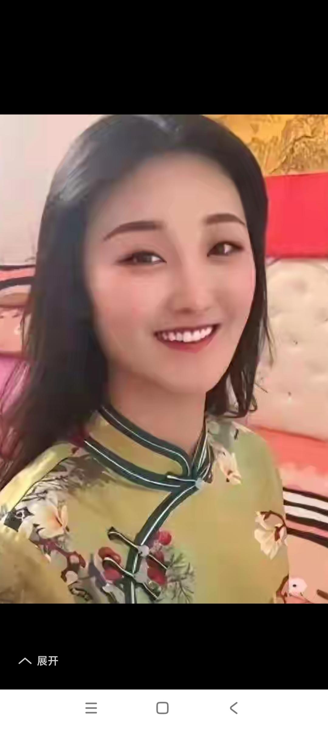 看这个照片，实际陈亚楠长得也挺周正的。

浓眉大眼，小嘴儿微笑。

还是挺招人儿