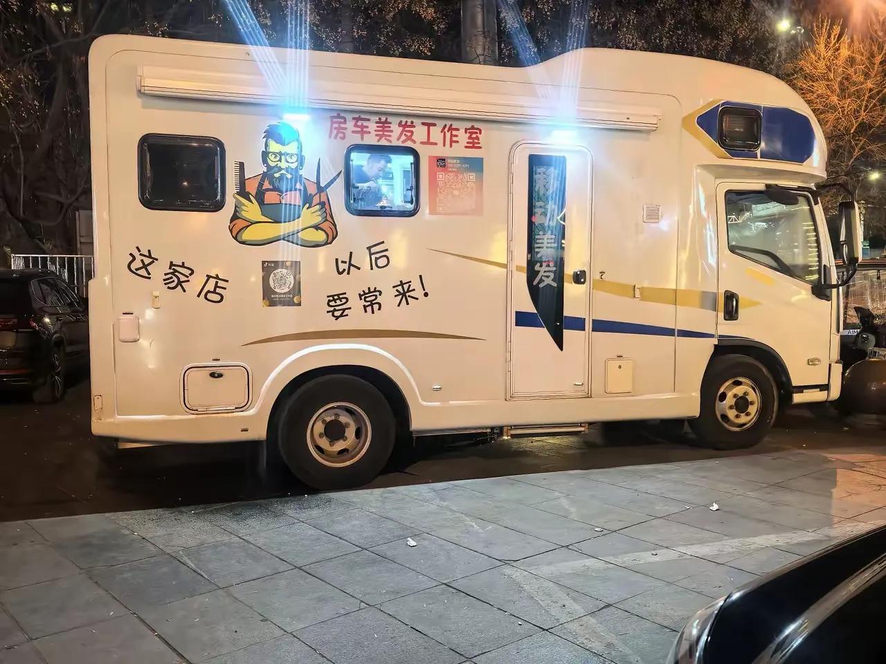 这种将理发店搬到房车上的形式符合时代发展潮流，是不错的创业思路，确实值得大力推广