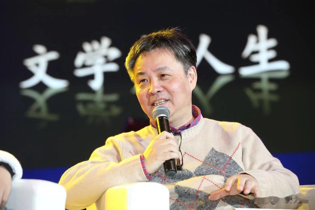 上世纪九十年代，余华偶然听到了一首美国民歌《老黑奴》，这首歌讲述了一位老黑奴的悲