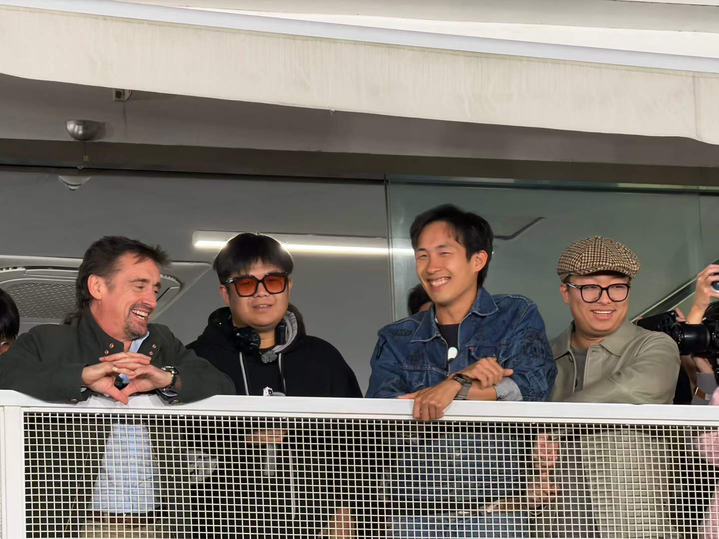 幕后的片子剪完了，明天上，里面有这几天的全程纪录，还有车内对话的剩余部分，其实聊