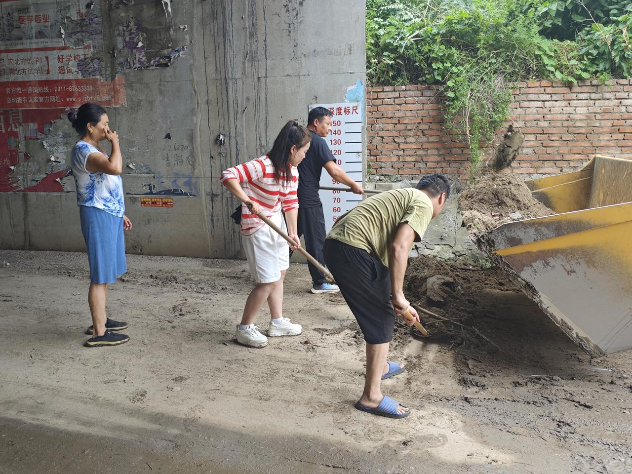 高阳宋家桥村民自发清淤，打通村民出行路暖人心

近日，受强对流天气影响，高阳县频