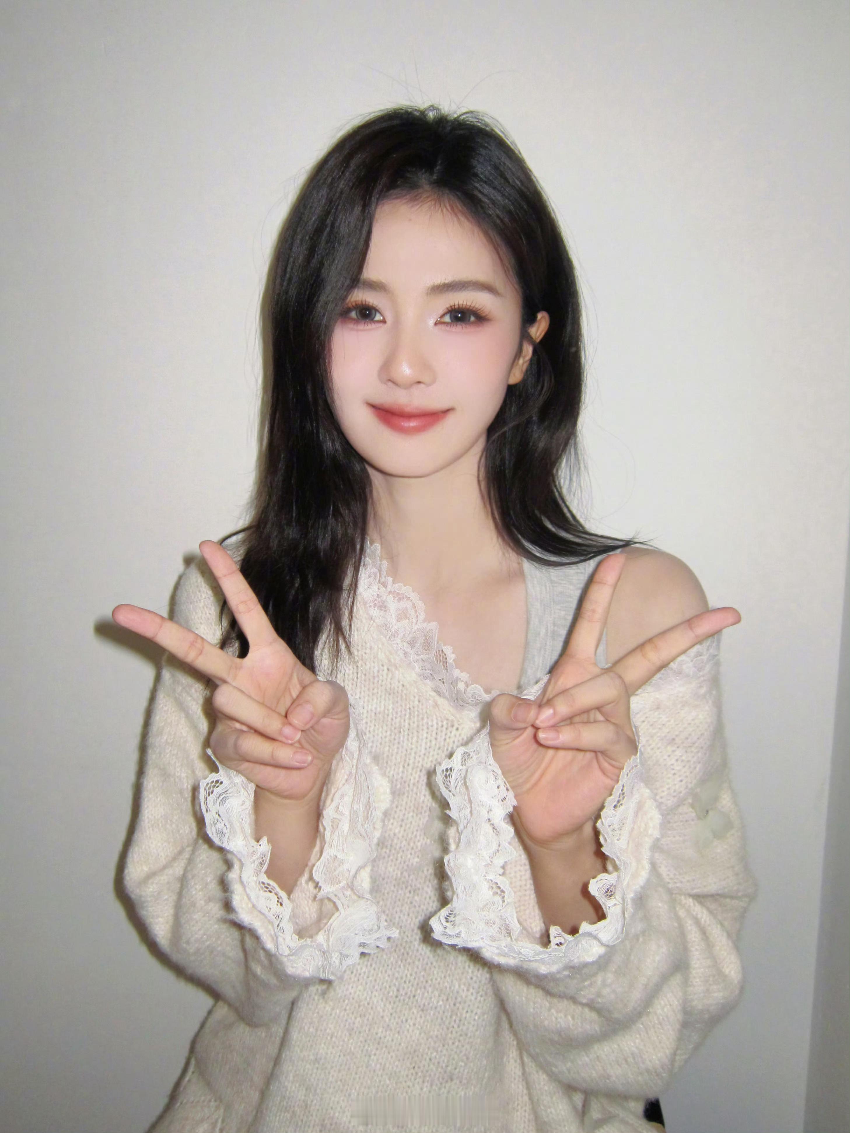 白鹿营业走文静端庄气质女神路线，显柔和，和实际张扬锐利玩梗热舞爱贴脸开大出风头的