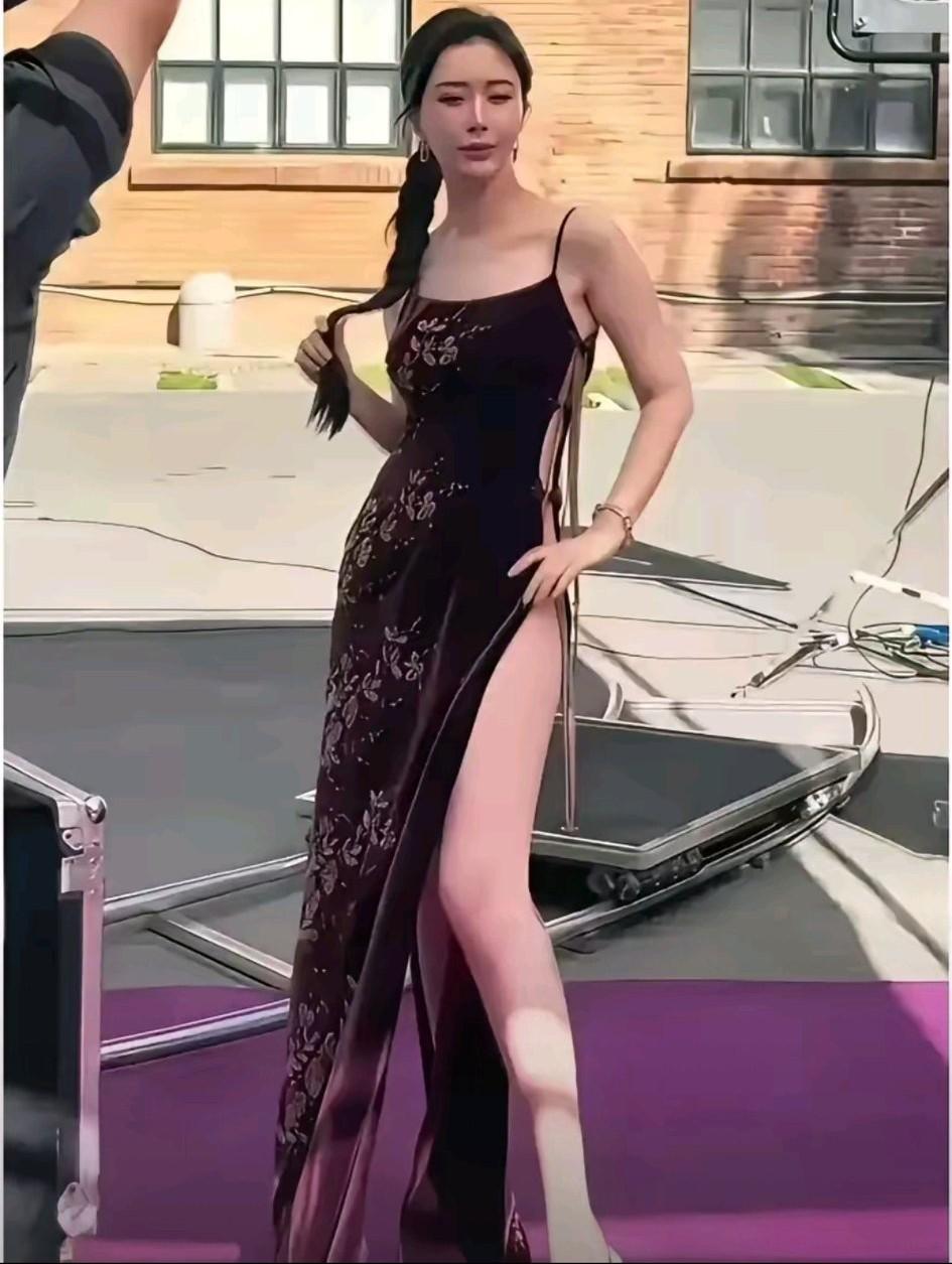 随着思想的解放和生活的快节奏，原来旗袍真的可以开到这么高，露的这么多！