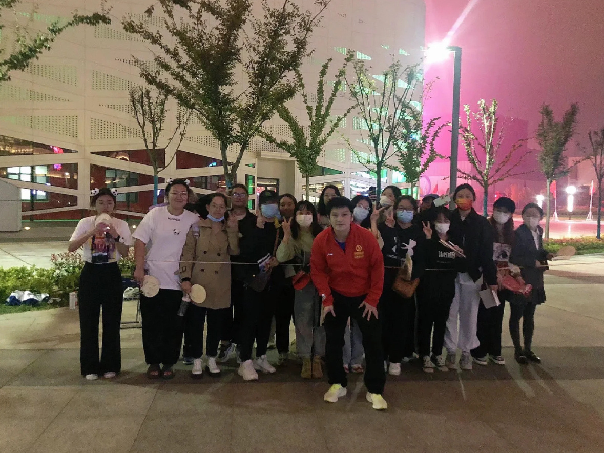 21年的乒超场外签名还有大合影[拜托] 康如品牌代言人樊振东 ​​​