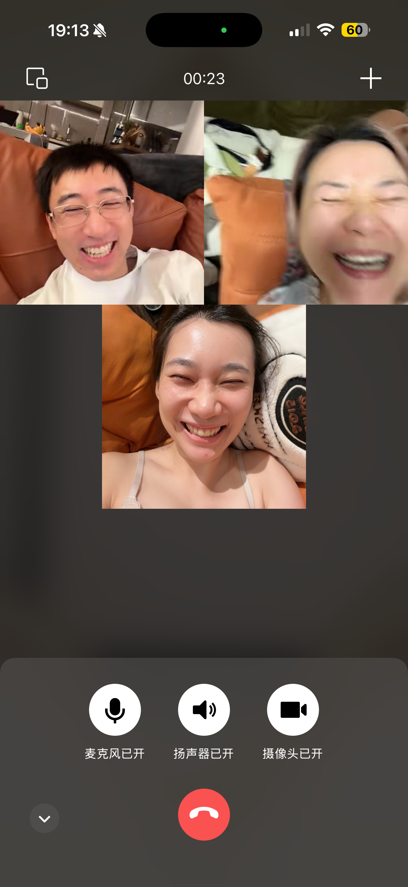 女子大过天 和蟹老板的沟通已经默契到每天只有一个字儿～他问我：橙？（橙色沙发上玩