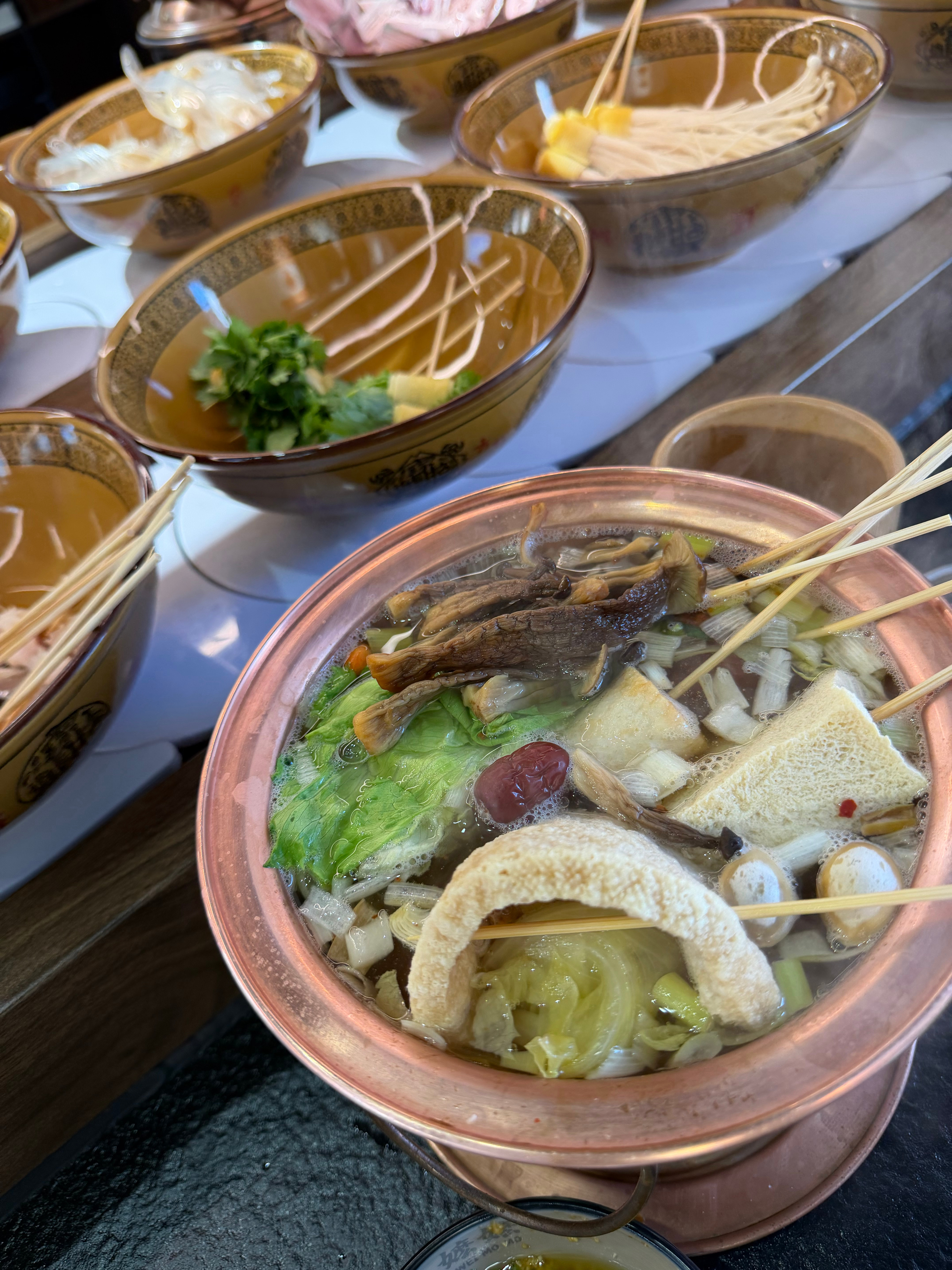 友友们中午好！今天没吃牛肉面和榨菜，来吃旋转小火锅啦～ ​​​
