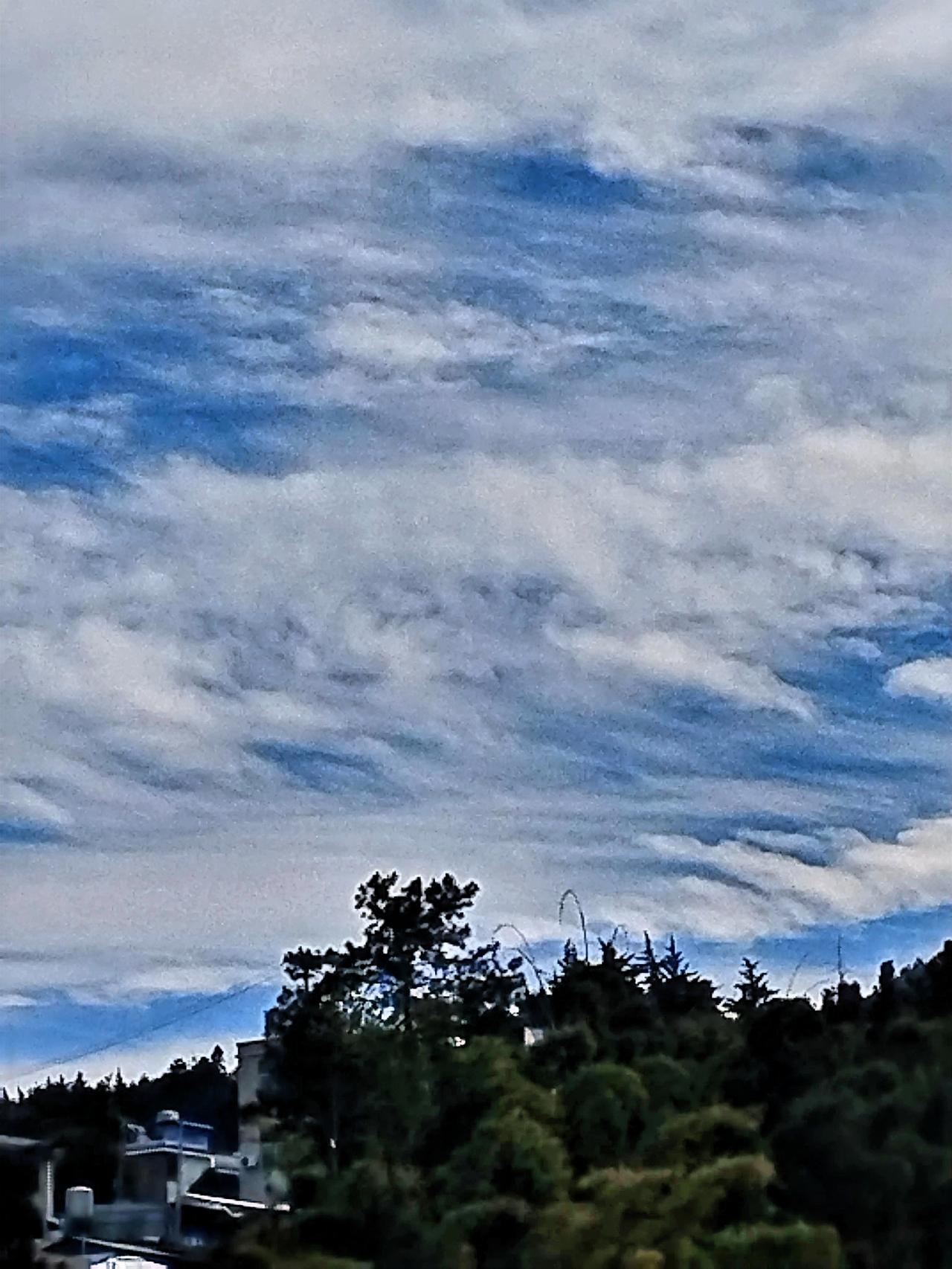 云卷云舒，静看岁月流转。在这云卷云舒之间，每一朵云都似是岁月写下的诗行。有时，它