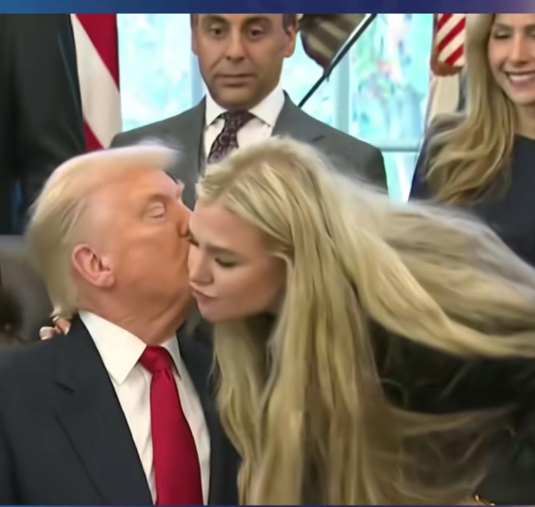 据美媒报道，在白宫总统椭圆形圆办公室举行任命驻印度大使的仪式。
     期间，