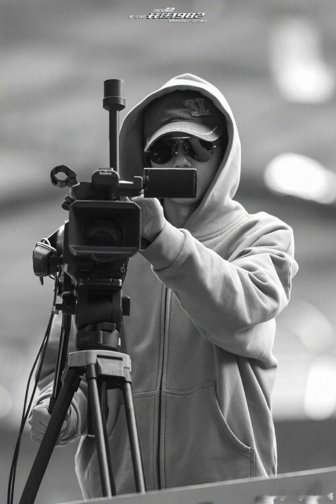 张杰晒粉丝对于演唱会的评论歌迷说看完演唱会正能量满满，这不就是我本人吗！完全同款