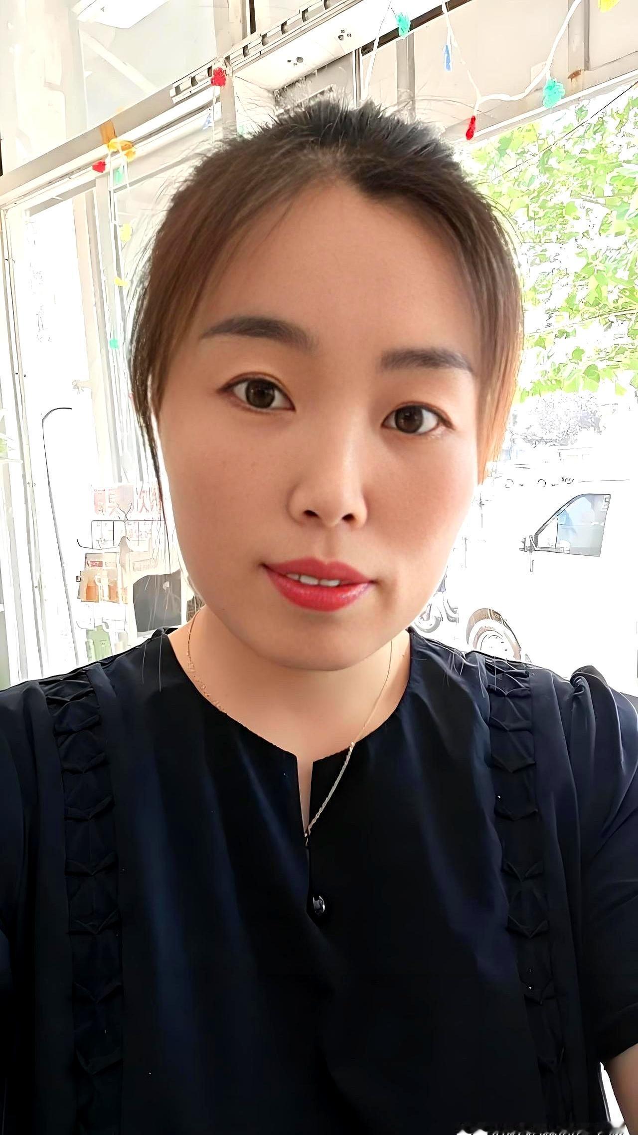 夜里倒水，我站在客厅拐角，听见妈对弟说：你姐那25万先拿来凑首付，她离婚用不上。